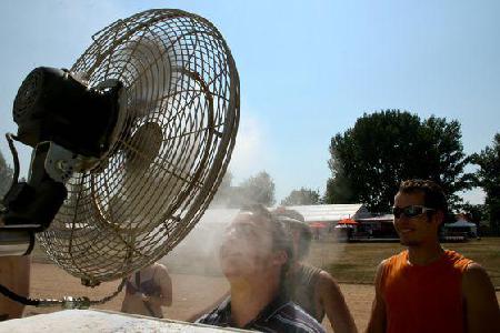 Vízpermettel hűtik a nézőteret a Szigeten